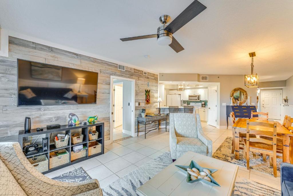 Χώρος καθιστικού στο New Smyrna Beach Condo with Balcony and Ocean Walk