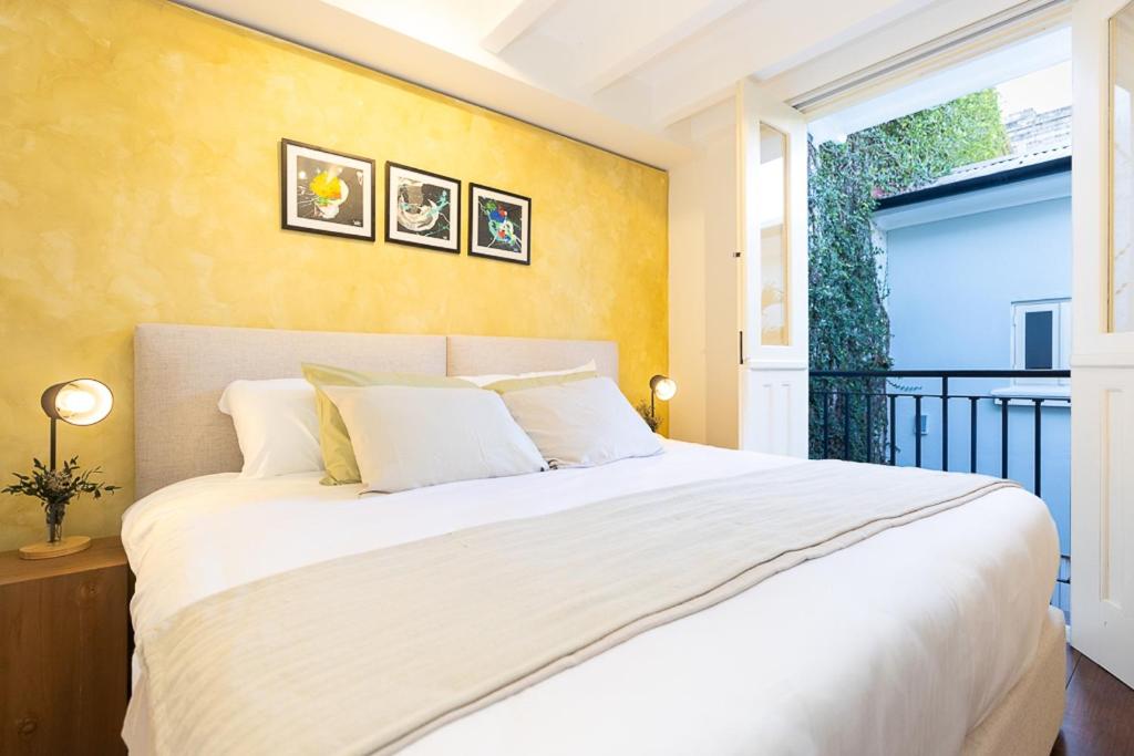 巴拿马城Casa Acomodo Casco Viejo 4bdr Historic Mansion的卧室里有一张白色的大床和一扇窗户