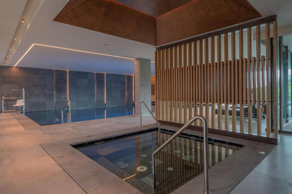 Bazén v ubytování Doubletree By Hilton Lagoa Azores nebo v jeho okolí