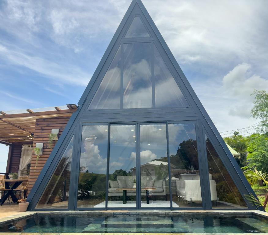 Bazén v ubytování Mini Villa ATIKA Luxe Tropical pour Deux nebo v jeho okolí