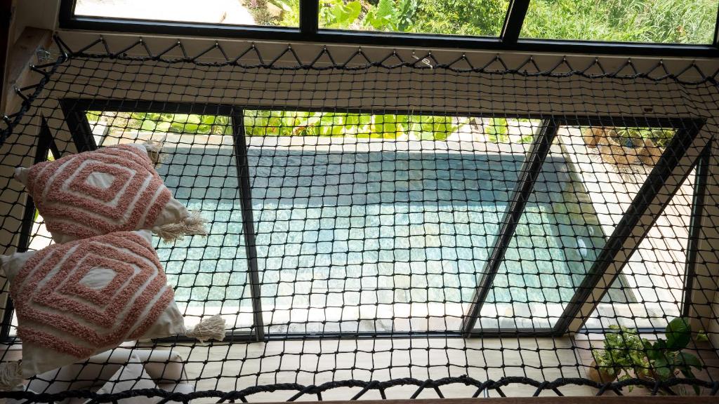 Bazén v ubytování Mini Villa ATIKA Luxe Tropical pour Deux nebo v jeho okolí