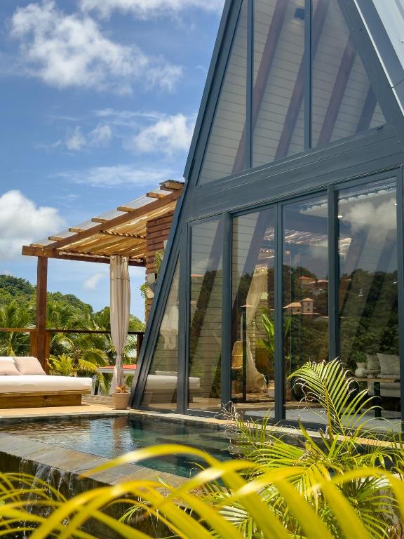 Bazén v ubytování Mini Villa ATIKA Luxe Tropical pour Deux nebo v jeho okolí
