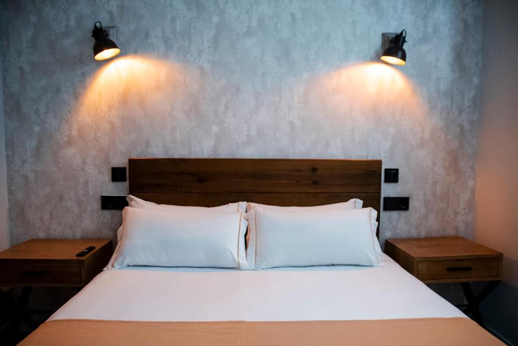 Postel nebo postele na pokoji v ubytování Aparthotel Luz de Gades - Suites Spa Gym - Adults Only