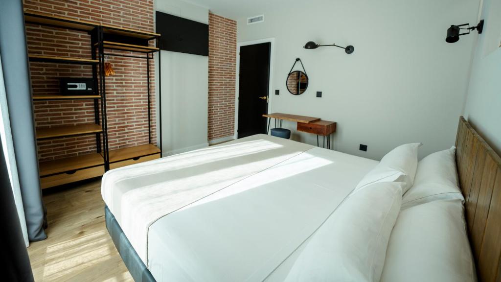 Postel nebo postele na pokoji v ubytování Aparthotel Luz de Gades - Suites Spa Gym - Adults Only