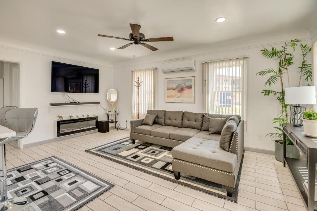 Una sala de estar con un sofá y un ventilador de techo. en 2 Mi to SoFi Stadium Updated Inglewood Home!, en Los Ángeles