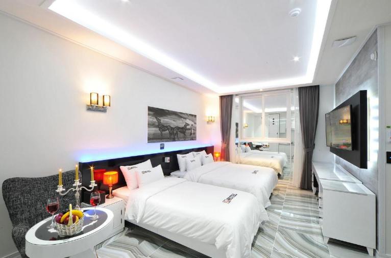 Postel nebo postele na pokoji v ubytování Mokpo Myeongpum Hotel