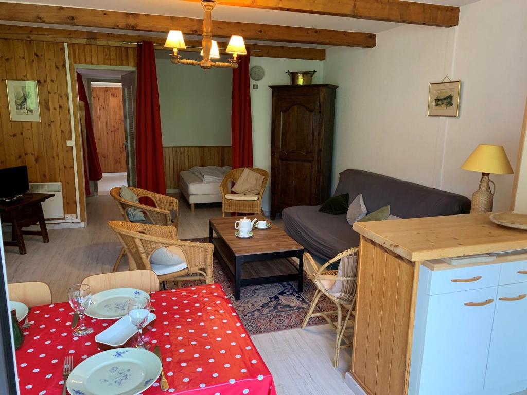 une cuisine et un salon avec une table et des chaises dans l'établissement T2 Cabine 6 pers avec parking, face aux pistes - Enchastrayes - FR-1-165A-189, à Enchastrayes