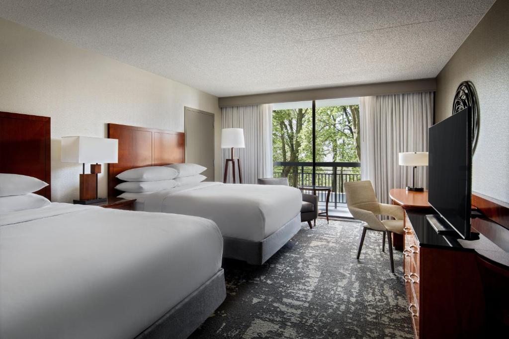 Postel nebo postele na pokoji v ubytování Marriott Park Ridge