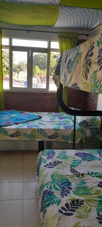 Postel nebo postele na pokoji v ubytování MANOA "Lugar de descanso" HABITACION CON VISTA A LA CIUDAD, FRESCO Y VENTILADO