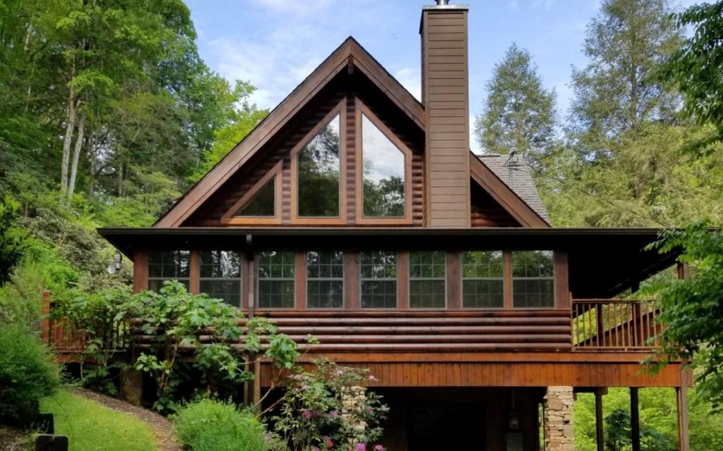 セバービルにあるHillside Hideoutの窓付きの家