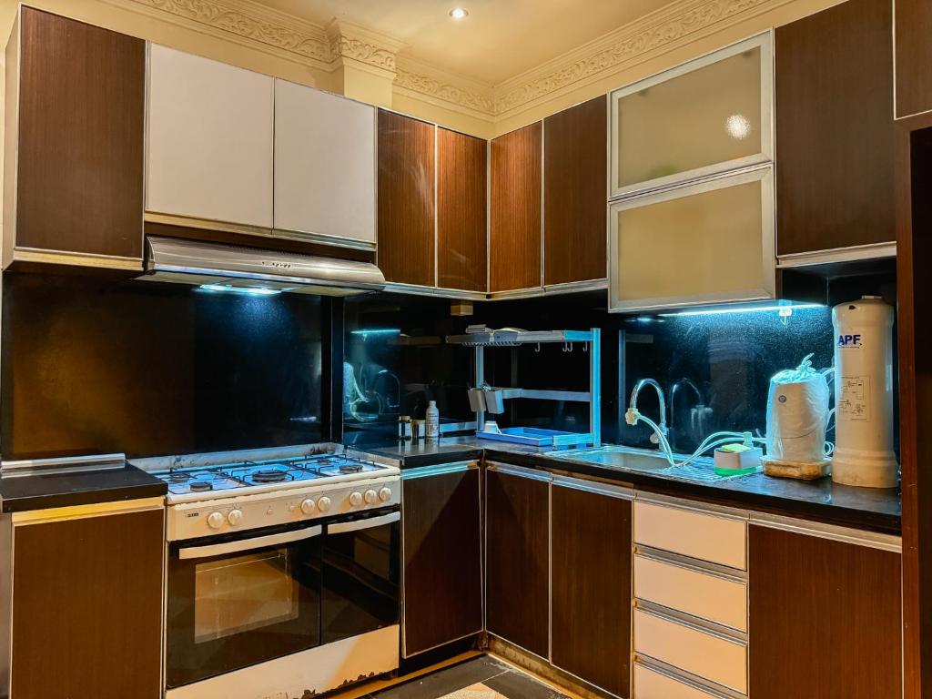 Kuchyň nebo kuchyňský kout v ubytování Merdeka Kuta Guesthouse