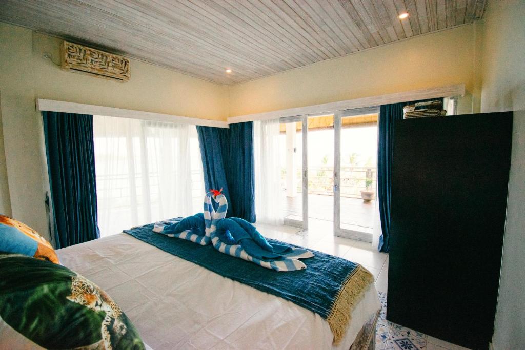 Postel nebo postele na pokoji v ubytování Nusa View - Oceanfront Rentals