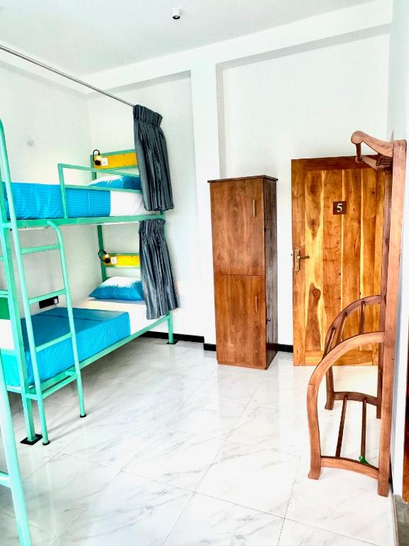 Postel nebo postele na pokoji v ubytování Downtown Hostels Mirissa