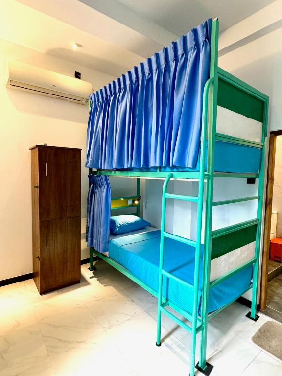 Postel nebo postele na pokoji v ubytování Downtown Hostels Mirissa