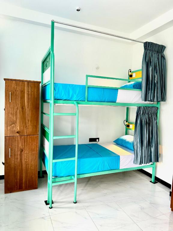Postel nebo postele na pokoji v ubytování Downtown Hostels Mirissa