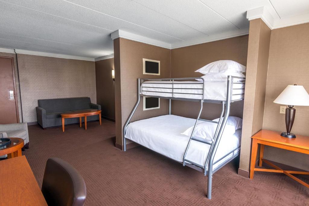 Postel nebo postele na pokoji v ubytování Sheraton Niagara Falls