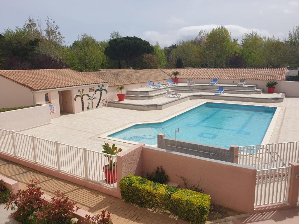 - une grande piscine sur une terrasse à côté d'une maison dans l'établissement Location vacances, à Argelès-sur-Mer