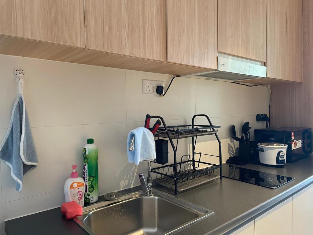 Kuchyň nebo kuchyňský kout v ubytování Getawayhub Roxy Sematan Beach Apartment