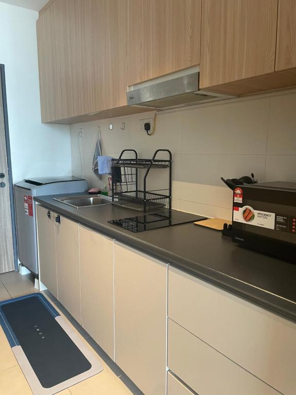 Kuchyň nebo kuchyňský kout v ubytování Getawayhub Roxy Sematan Beach Apartment
