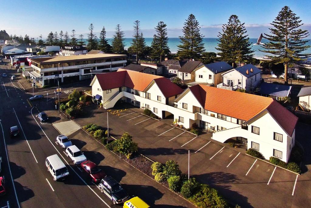 une vue aérienne d'un bâtiment avec des voitures garées sur un parking dans l'établissement Bella Vista Motel Napier, à Napier