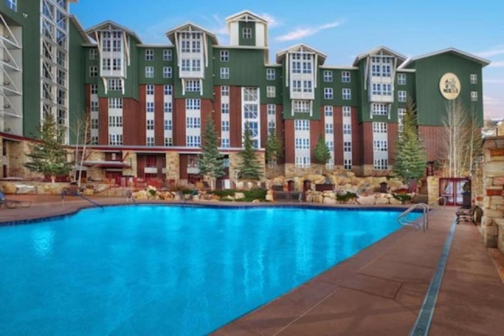 ein großes Apartmenthaus mit großem Pool in der Unterkunft Marriott Mountainside Luxury Studio in Park City