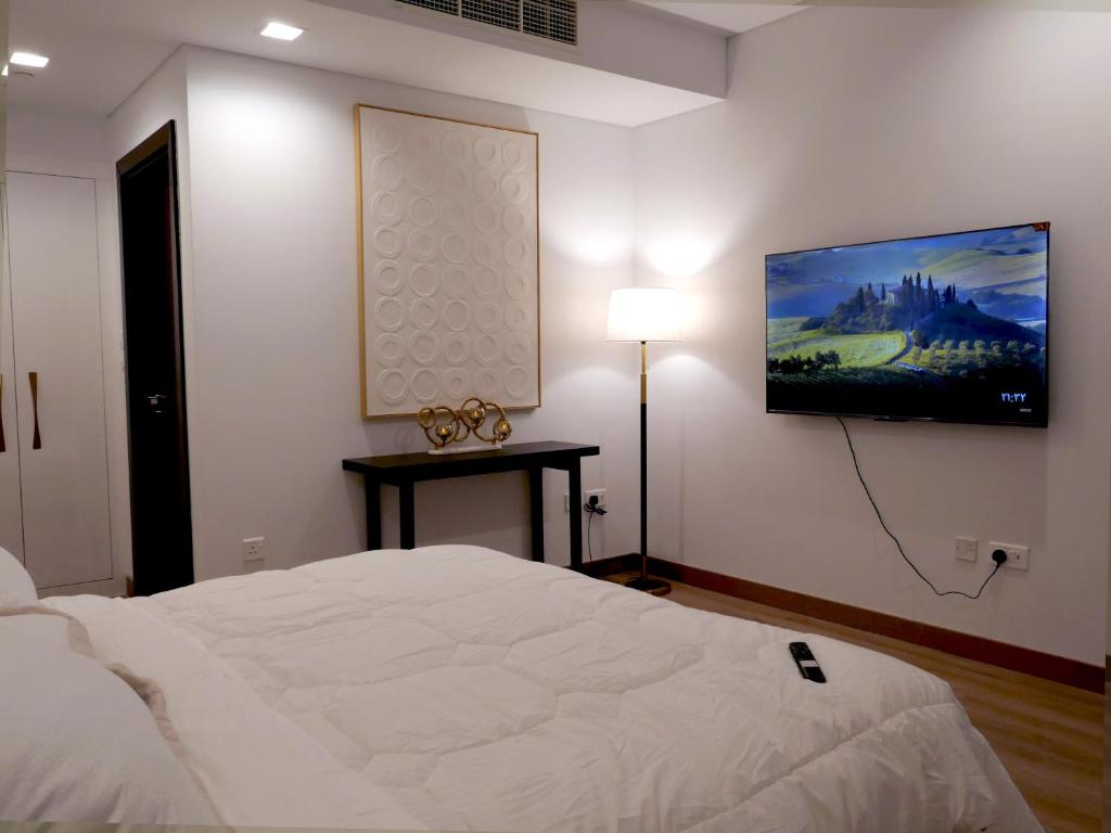 TV a/nebo společenská místnost v ubytování Luxurious Apartment in The Pearl, Qatar
