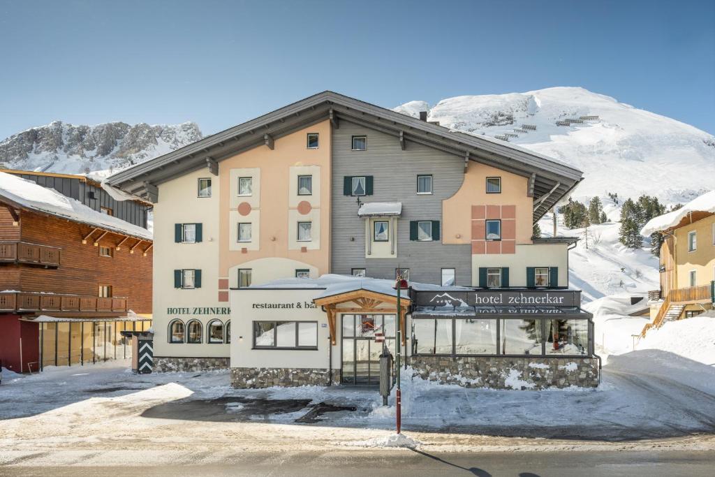 Nespecifikovaný výhled na hory nebo výhled na hory při pohledu z hotelu