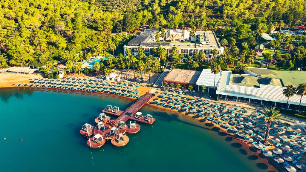 - une vue aérienne sur un complexe avec un port de plaisance dans l'établissement Green Bay Resort & Spa - Ultra All Inclusive, à Guvercinlik