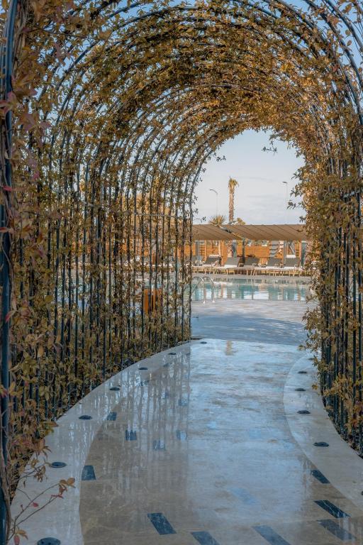 an archway covered in seaweed in a parking lot at Sile Gonen Hotel in Şile