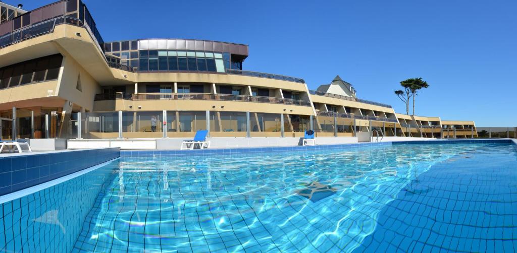 Bazén v ubytování Village Vacances de Pen-Hir nebo v jeho okolí