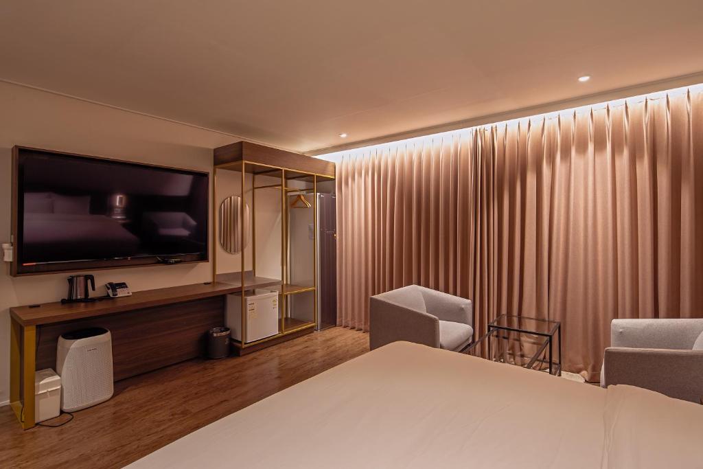 TV a/nebo společenská místnost v ubytování Cloud in Hotel Mokpo Peace Square