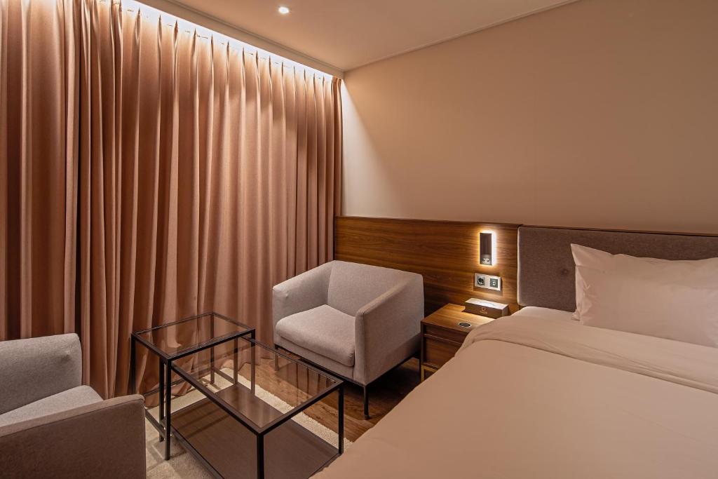 Postel nebo postele na pokoji v ubytování Cloud in Hotel Mokpo Peace Square