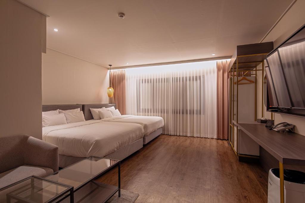 Postel nebo postele na pokoji v ubytování Cloud in Hotel Mokpo Peace Square