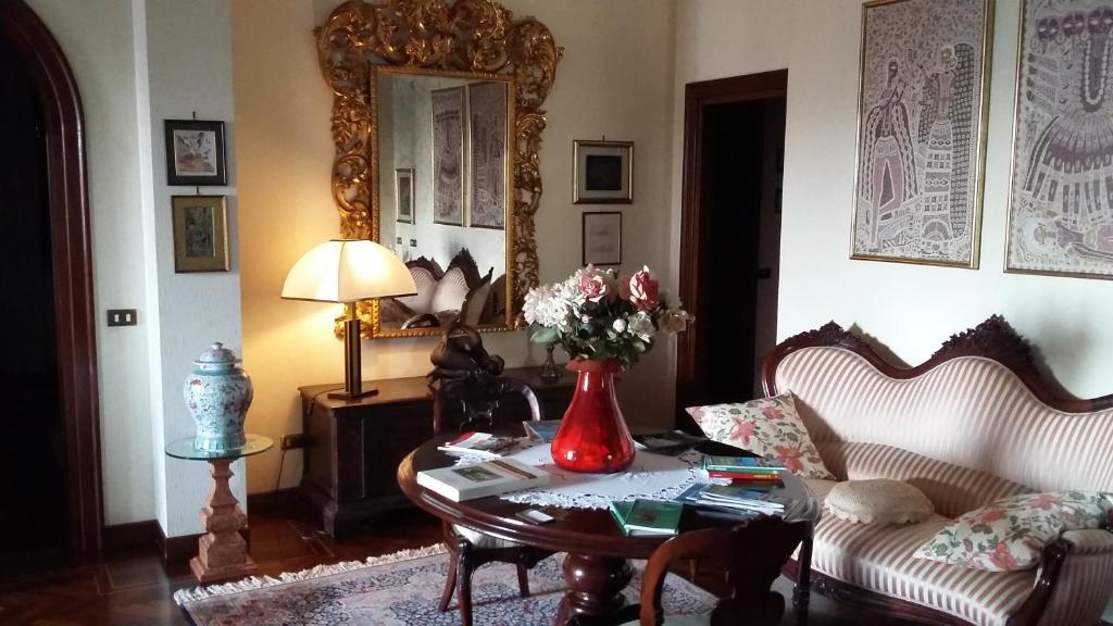 San Giorgio Di MantovaにあるB&B Villafioritaのリビングルーム(テーブル上に花瓶付)