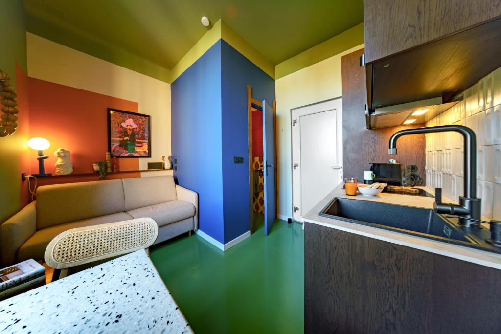 - un salon avec un canapé et un lavabo dans l'établissement La Chambre 608 - studio cosy centre ville proche port embarcadère, à Toulon