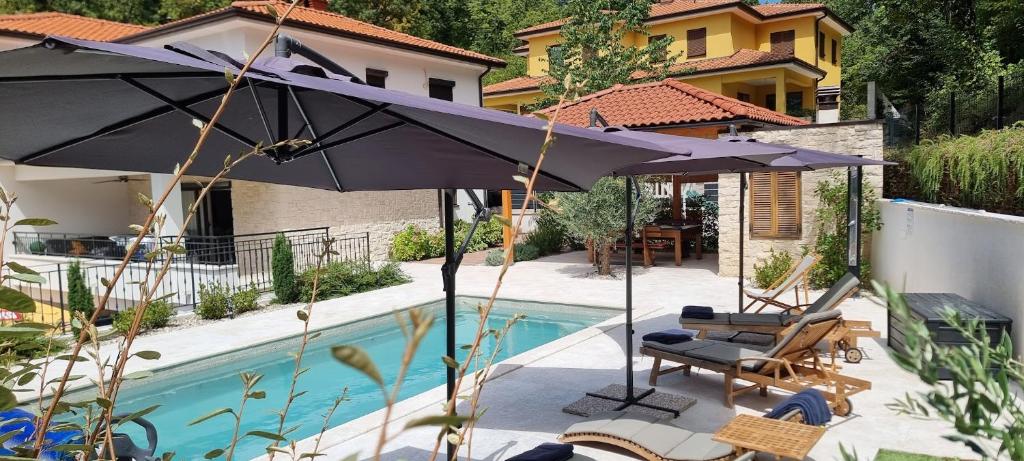 Bazén v ubytovaní Villa Suzana with Heated Pool and outdoor billiards alebo v jeho blízkosti