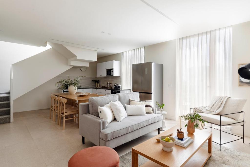 Kuchyň nebo kuchyňský kout v ubytování The J Luxury Apartments - By Localz Group