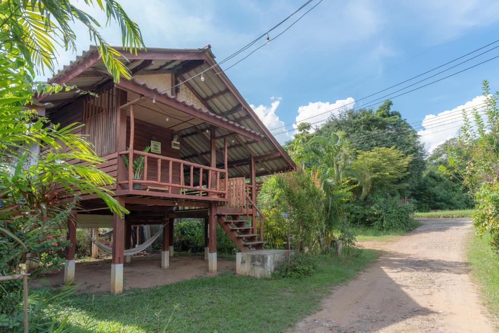 uma casa de madeira com uma escada que leva até ela em Serene Escape in Pai em Ban Wiang Nua