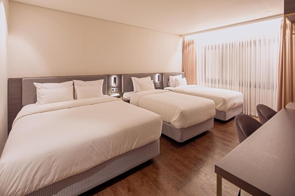 Postel nebo postele na pokoji v ubytování Cloud in Hotel Mokpo Peace Square