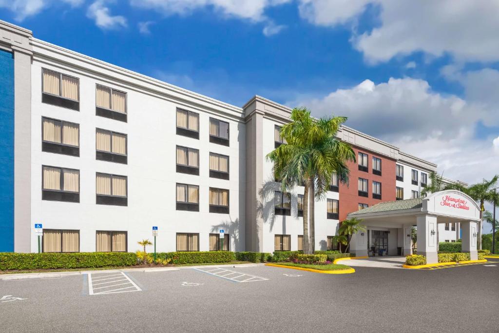 a rendering of the front of a hotel with a parking lot at Hampton Inn & Suites Boynton Beach in Boynton Beach