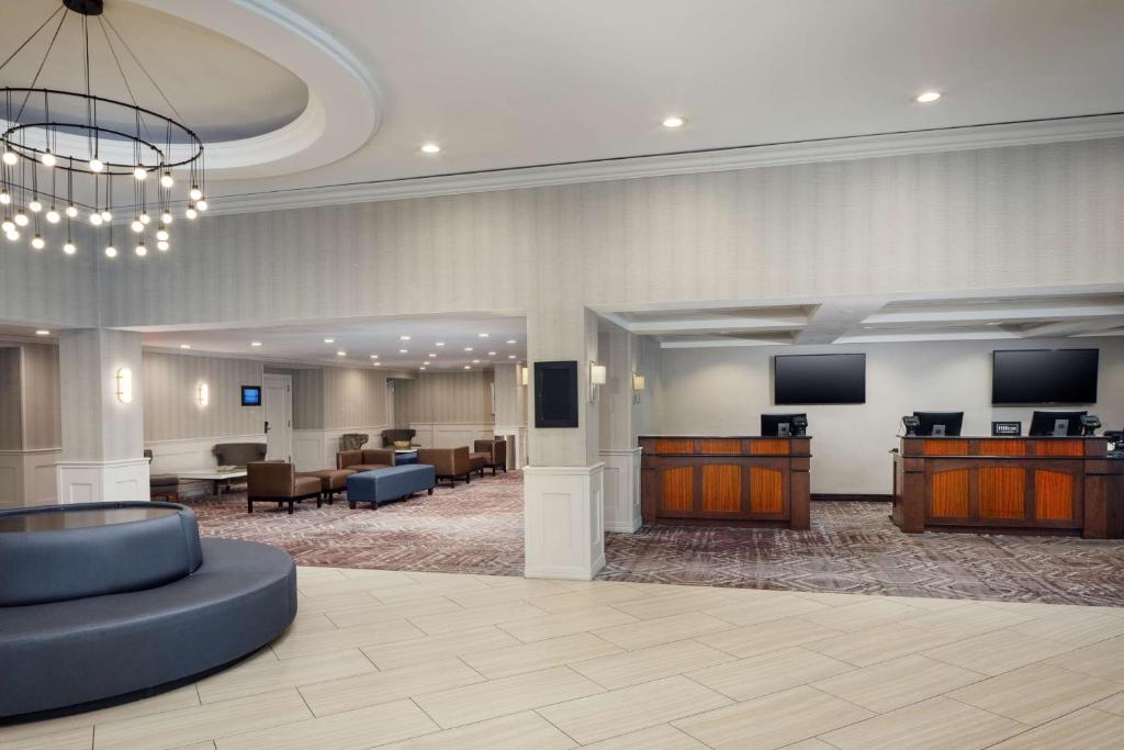 TV a/nebo společenská místnost v ubytování DoubleTree by Hilton Princeton