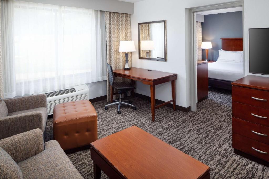 TV a/nebo společenská místnost v ubytování DoubleTree by Hilton Princeton