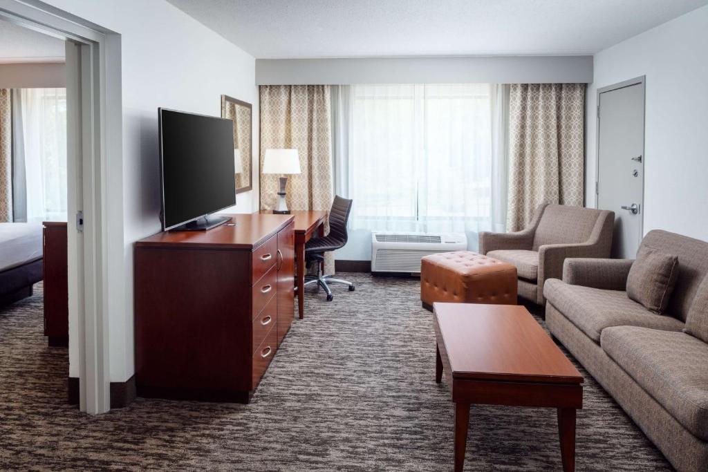 TV a/nebo společenská místnost v ubytování DoubleTree by Hilton Princeton