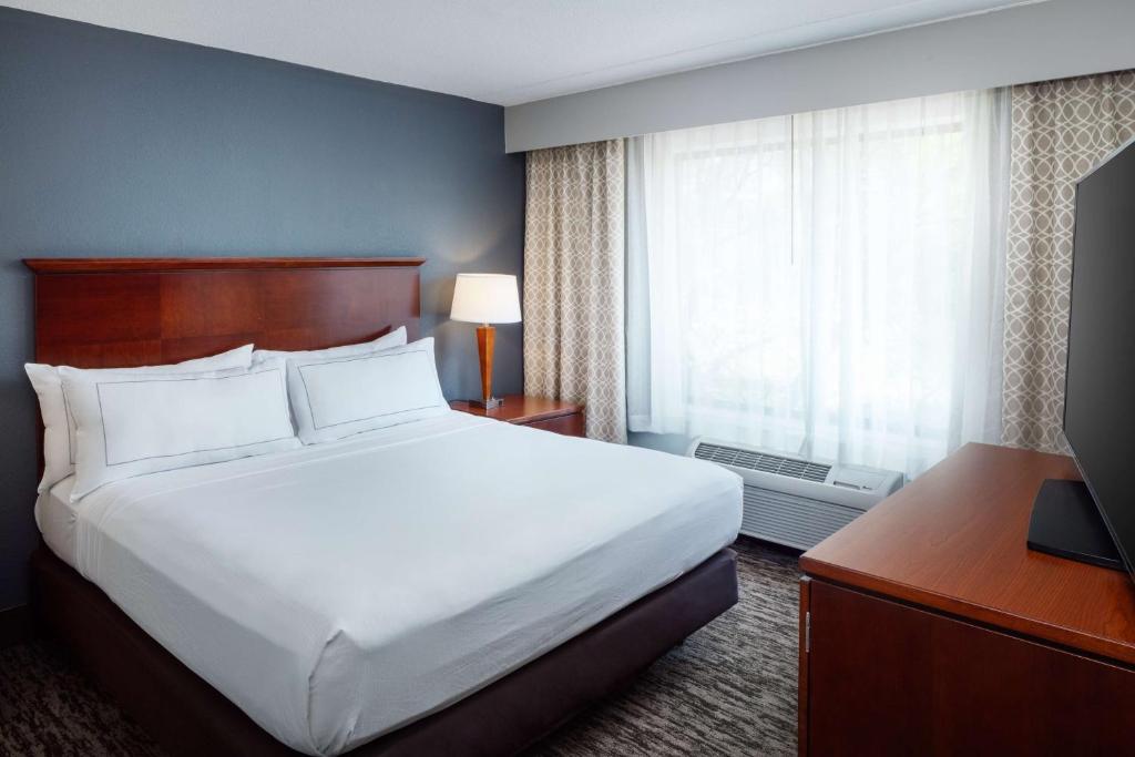 Postel nebo postele na pokoji v ubytování DoubleTree by Hilton Princeton