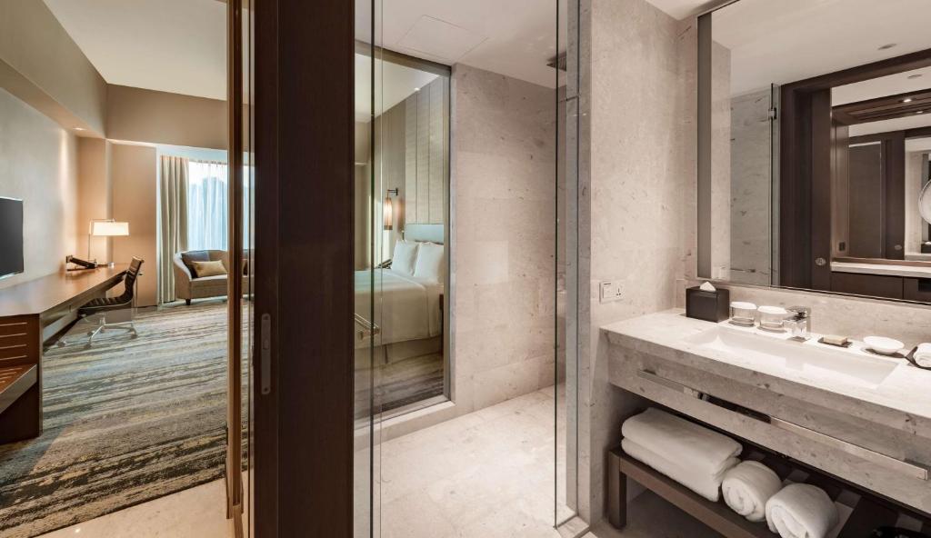 Postel nebo postele na pokoji v ubytování Hilton Kota Kinabalu