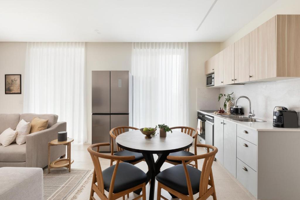 Kuchyň nebo kuchyňský kout v ubytování The J Luxury Apartments - By Localz Group