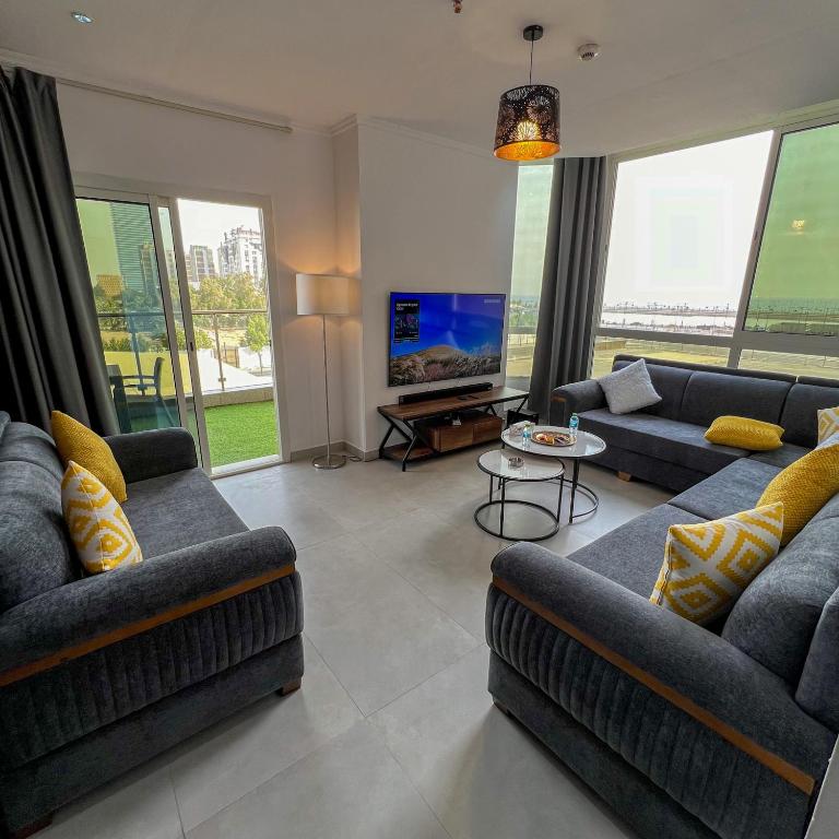 Hotel Sea View Villa فيلا إطلالة بحرية, a living room with two couches and a tv at Sea View Villa فيلا إطلالة بحرية in Jeddah