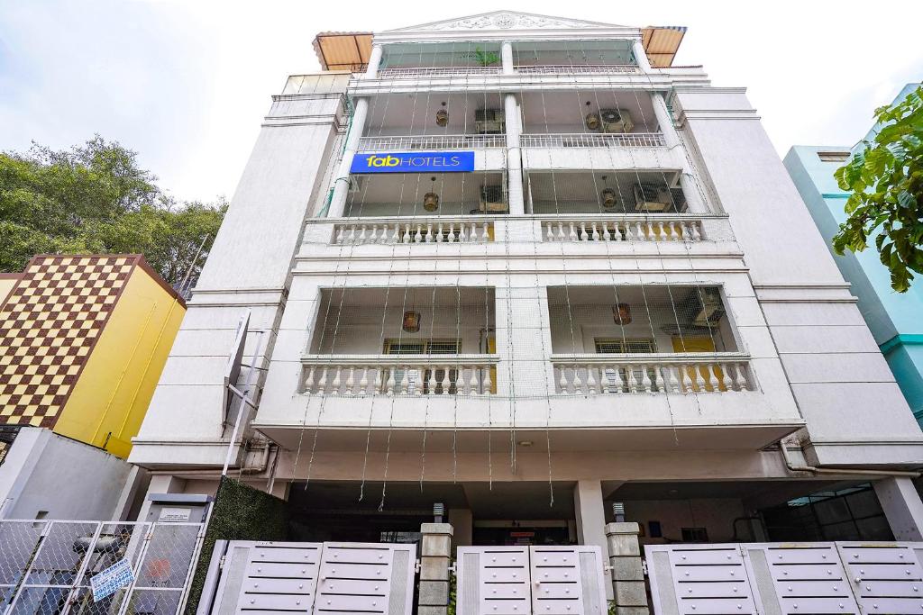 FabHotel The Kings Suites - Housity
