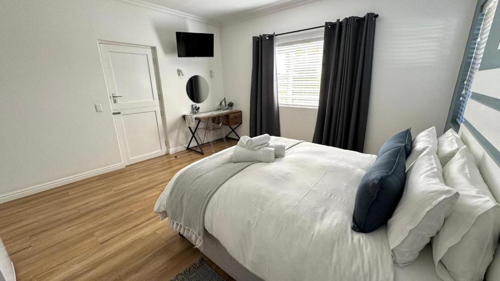 Plett57 - Self Catering - Room No1 - Image 6