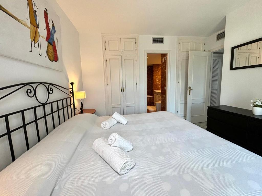 A bed or beds in a room at Diletta Beach Estepona